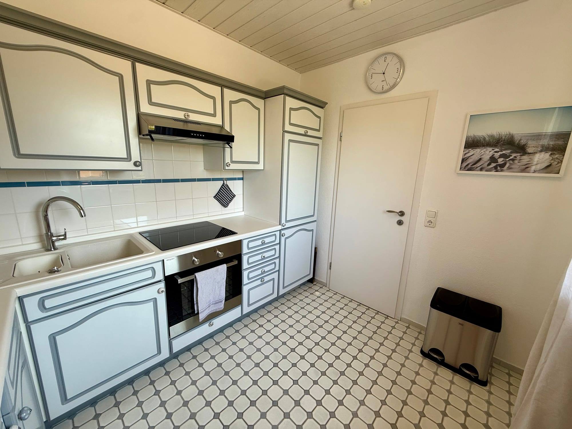 Kitchen units with sink and dishwasher