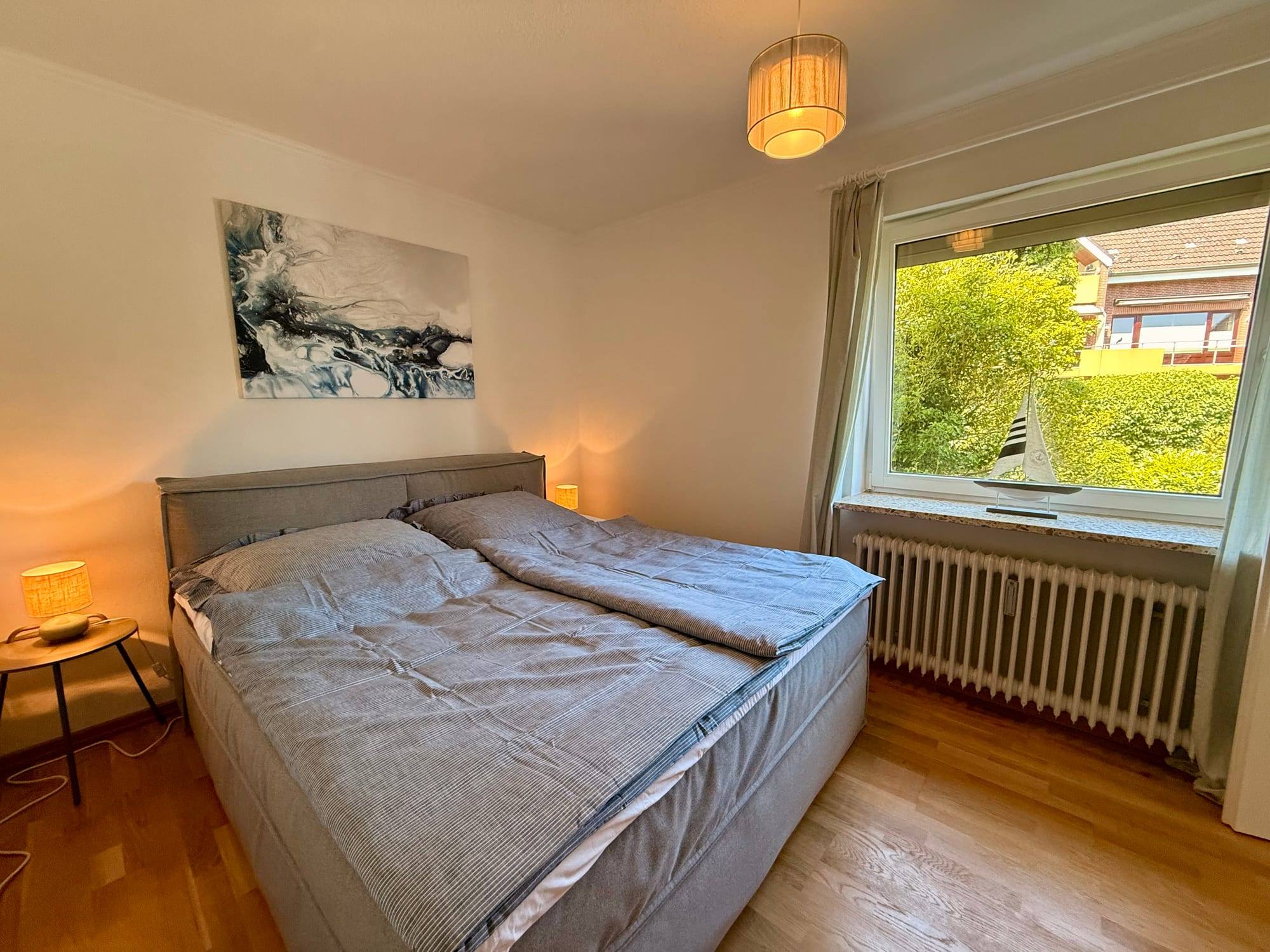 Bedroom with 180 × 200 cm box-spring bed